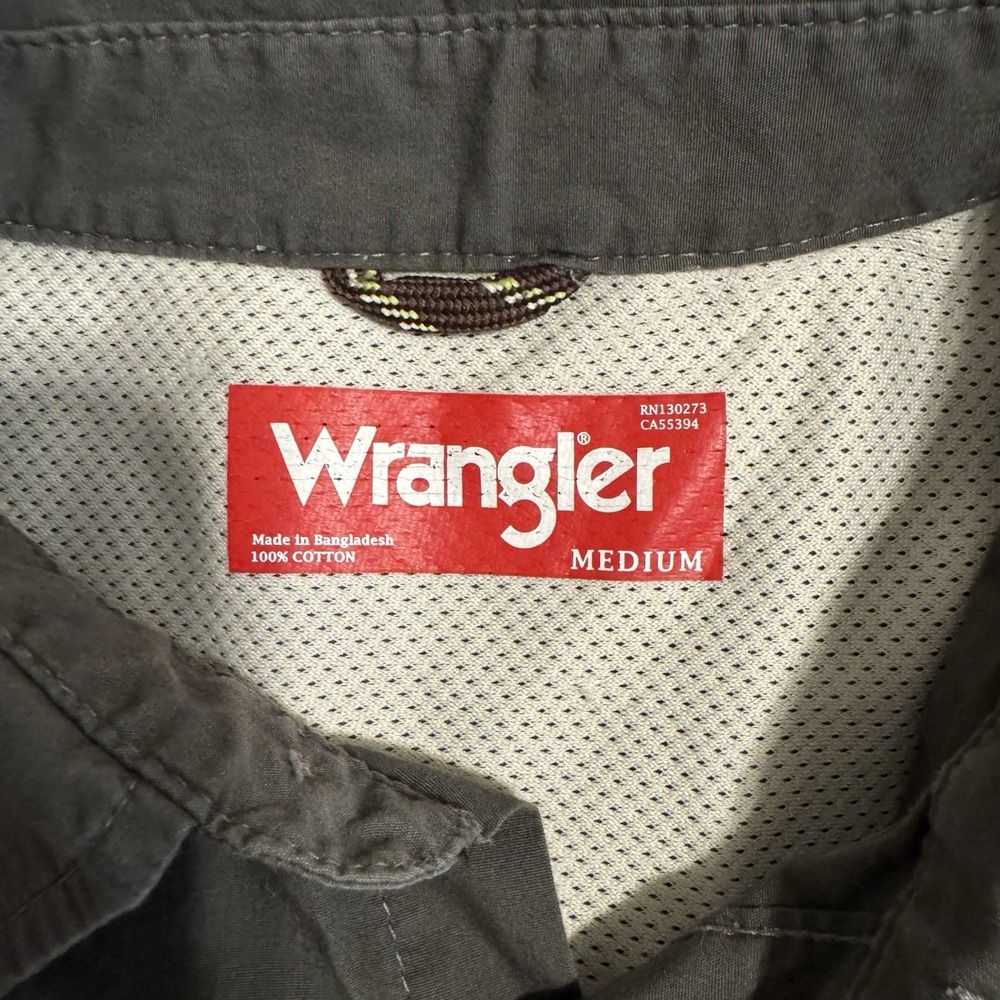 Wrangler Fishing Shirt Mens Medium Vented Short Sleeve Green Army Gray Outdoors - Picture 2 of 12